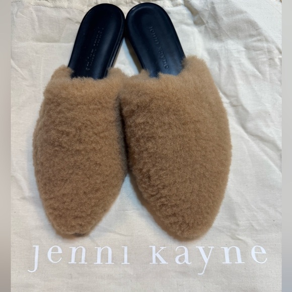 🆕 Jenni Kayne Shearling Mules NWOT SZ EU 38
Beautiful, cozy never worn JK Mule! - Picture 1 of 6